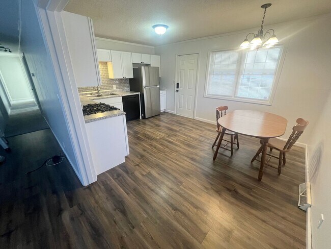 Foto del edificio - 3-Bedroom Home with Spacious Backyard and ...