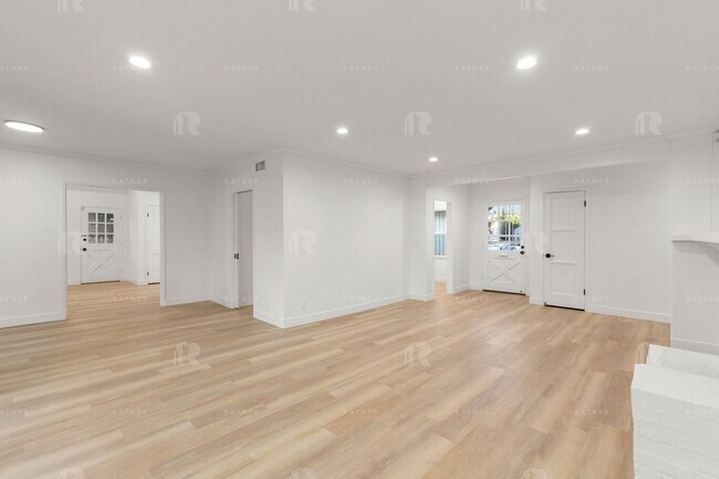 Foto del edificio - Newly REMODELED large 4 bed / 4 bath home w/ family room, private bonus room / home office, and "...