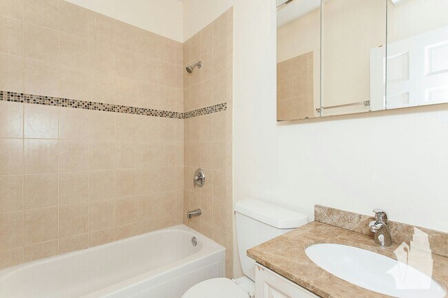 Foto del edificio - 2320 N Southport Ave