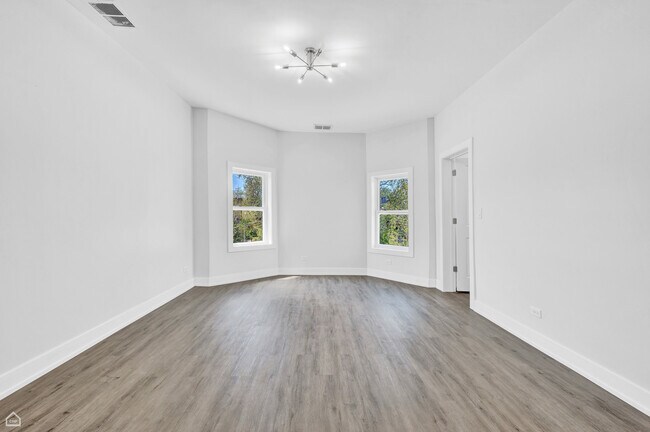 Foto del edificio - 2901 N Sacramento Ave