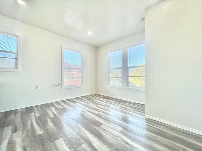 Building Photo - 158 E 35th St