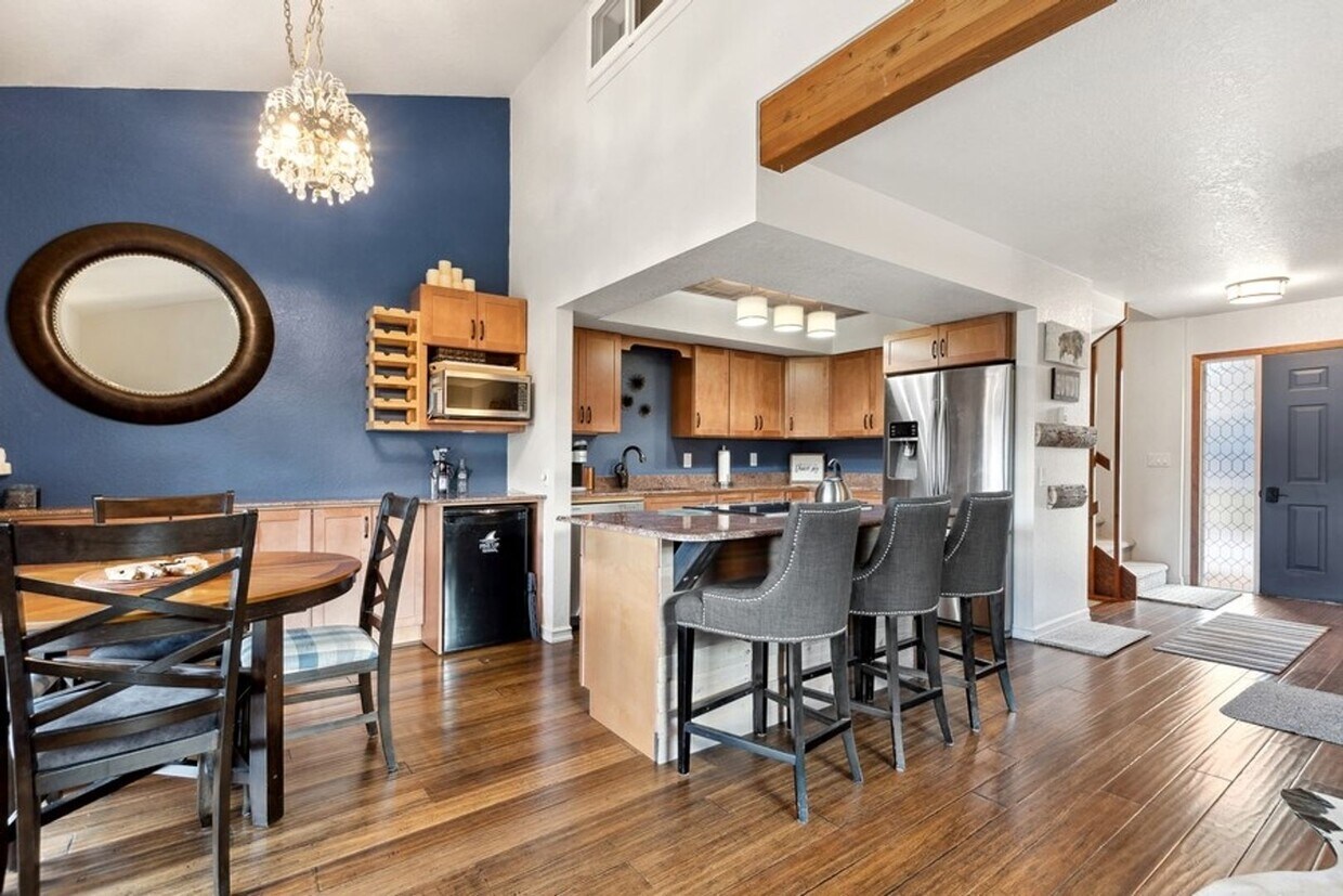 Primary Photo - Well kept, 2 bedroom, 2 1/2 bath condo clo...
