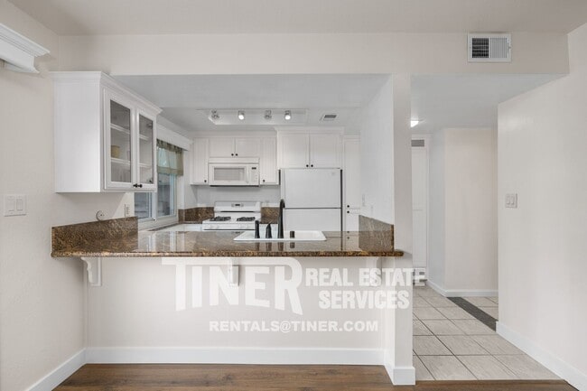 Building Photo - Oak Knoll 3 Bedroom Townhome- Available MO...