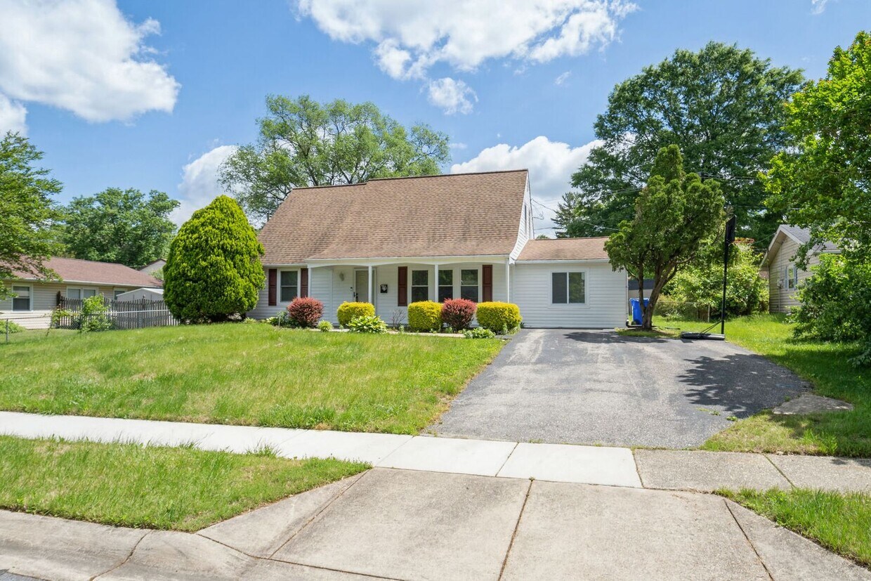 Foto principal - Newly Renovated 5BR/2BA Home with large yard