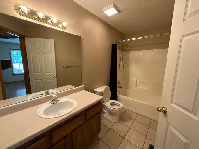 Building Photo - Beautiful Home on Private Setting