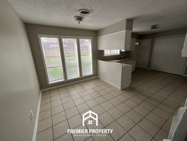 Foto del edificio - 3-Bedroom Single-Family Home for Rent in Memphis, TN - Vaulted Ceilings & Fenced Yard