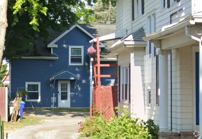 Building Photo - 906 West Ave