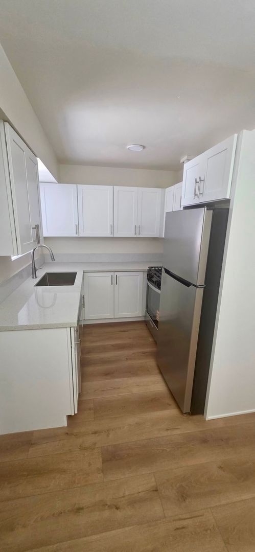 Foto del edificio - Remodeled 4 bedroom 2 bath condo with easy freeway accesss