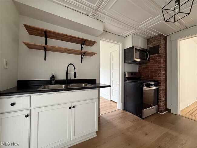 Foto del edificio - 1429 W 107th St