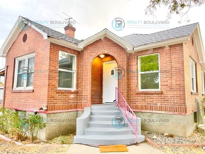 Foto principal - Stylish, Remodeled 3-Bedroom Home Near Mid...