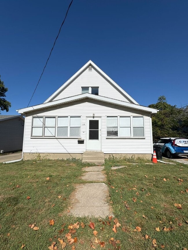 Foto del edificio - Spacious 4-Bedroom Home with Fenced Backyard