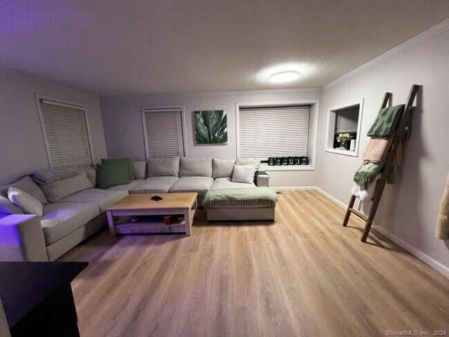 Foto del edificio - 229 Branford Rd