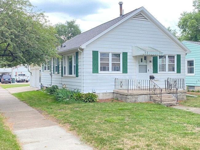 Building Photo - Quiet residential area not far from shopping.