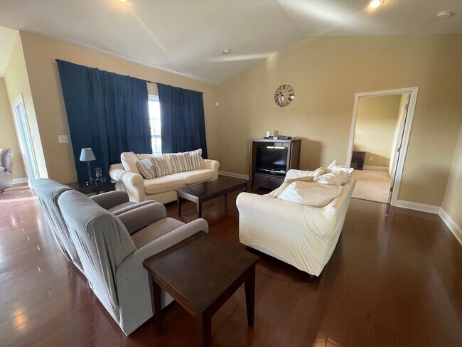 Foto del edificio - Everything You Need for Year Round Living ...