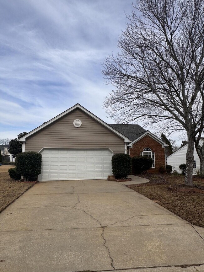 Foto del edificio - Spacious 3BR Home with Large Fenced Yard – Prime Simpsonville Location!