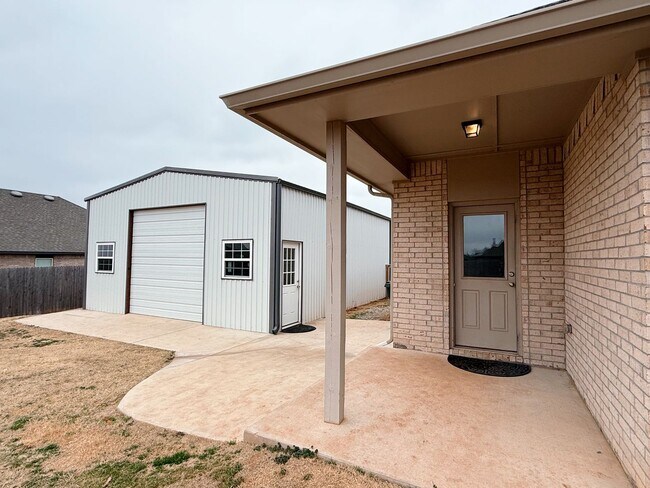 Foto del edificio - Spacious 5-Bedroom Home with Large Yard & ...