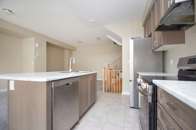 Building Photo - Contemporary 3-Bedroom Townhouse for Rent in North Oshawa