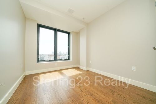 Building Photo - 27-18 Hoyt Ave S