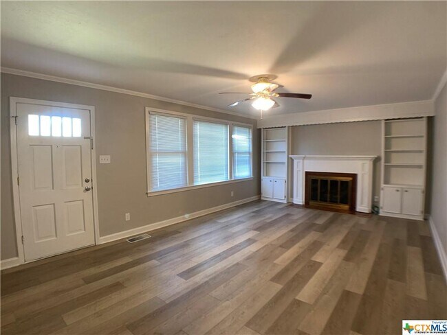 Foto del edificio - 564 Laurel Ln
