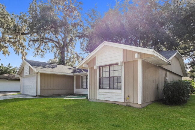 Building Photo - 647 Redwood Dr