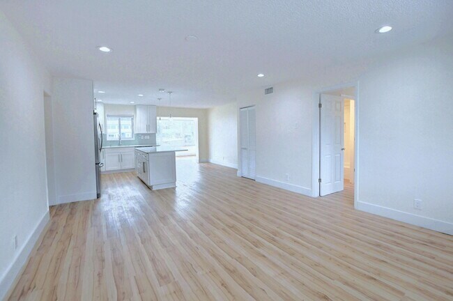 Building Photo - 1024 Bel Air Dr