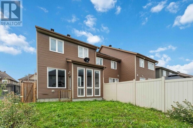 Building Photo - 628 Moorpark Ave