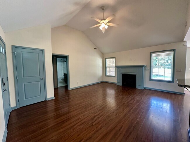 Foto del edificio - Charming 3 Bedroom 2 Bath with Modern Upgr...