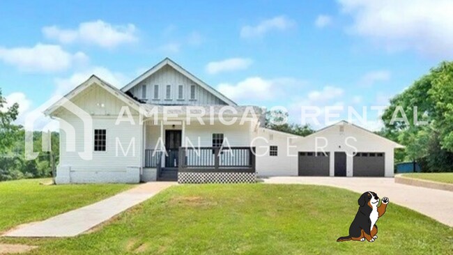 Building Photo - Room to Roam: Expansive Home with Screened Porch