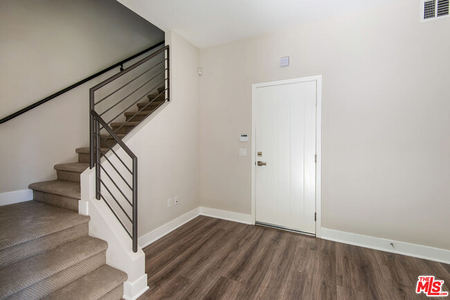 Building Photo - 2753 Waverly Dr