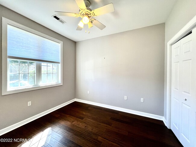 Building Photo - 310 Monlandil Dr