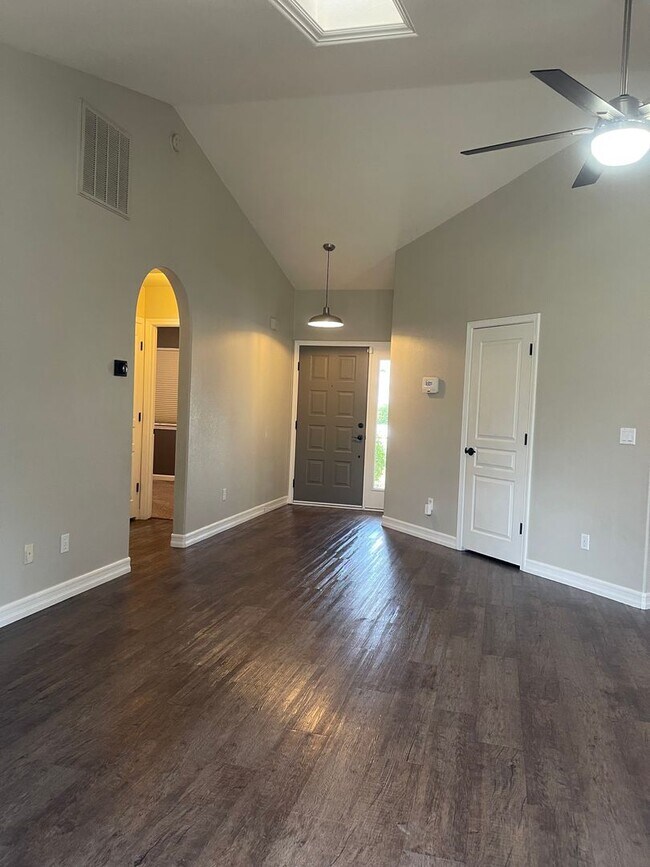 Building Photo - 3 BED 2 BATH HOUSE WITH FENCED BACKYARD IN THE COUNTRY HEIGHTS SUBDIVISION