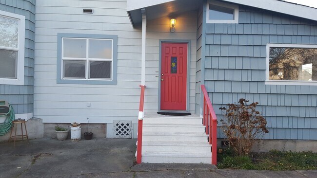 Building Photo - 1 bed 1 bath apartment in Port Angeles