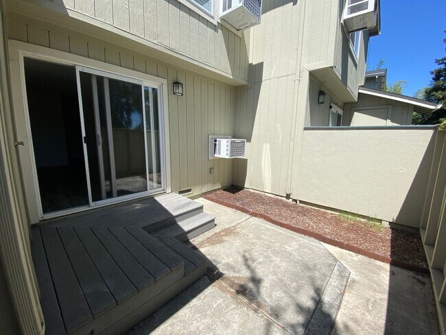 Building Photo - Advent - Bright & Spacious Three Bedroom H...