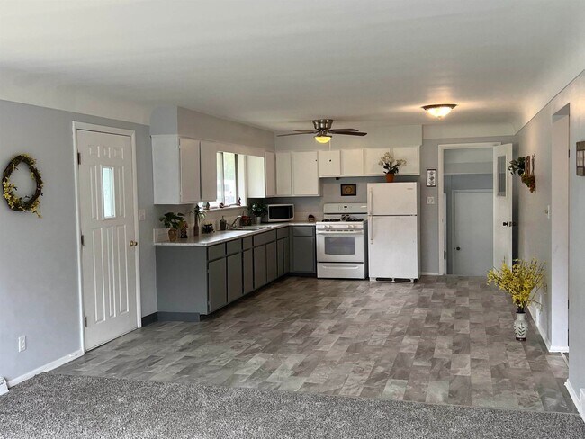 Foto del edificio - 2 Bedroom House for Rent with Attached 2 C...