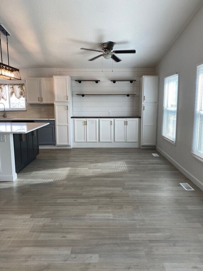 Building Photo - 4 Bed, 2 Bath - Updated Single Family - Mi...