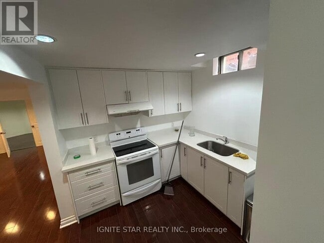 Building Photo - 3405 Colonial Dr