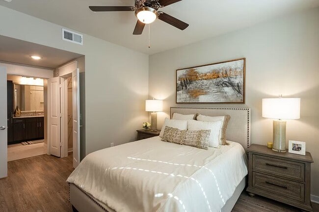 Building Photo - Move-In Ready & Modern