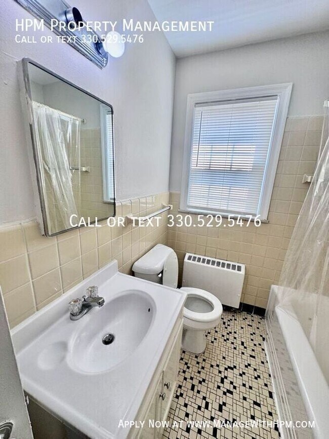 Foto del edificio - 15725 Van Aken Blvd