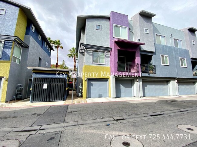 Foto del edificio - 3 BEDROOM 4 BATH UPGRADED TOWNHOME WITH 2 ...