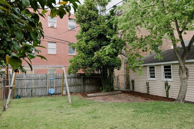 Building Photo - 1134 Larchmont Crescent