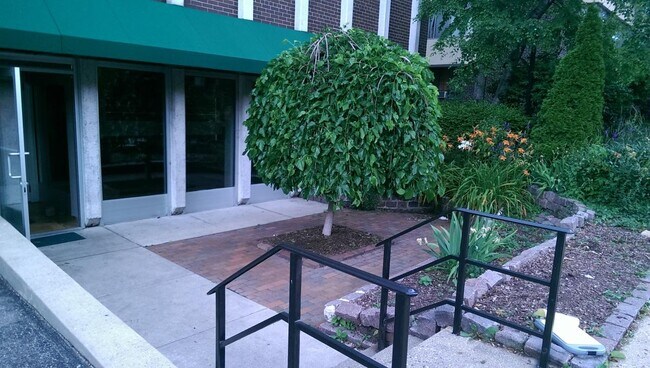 Patio - 1855 Cambridge N Ave