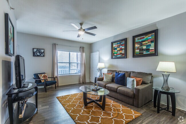 2 habitaciones, 2 baños, 1043 pies cuadrados, área de estar - Park at Forest Hill