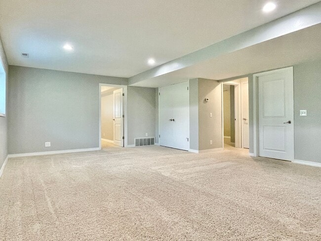 Building Photo - Beautiful Valley Views & Utilities Included!