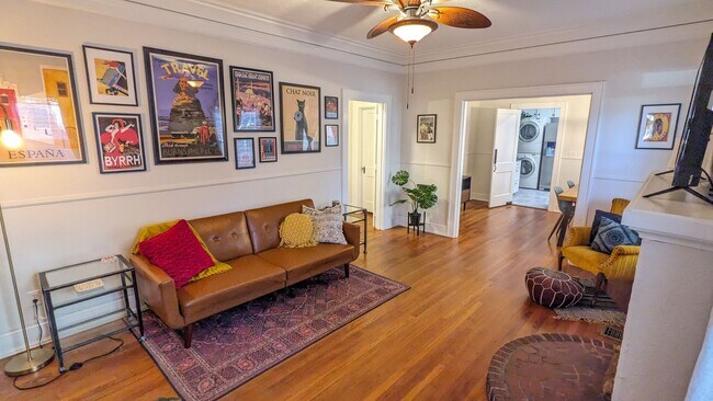 Foto del edificio - CHARMING FURNISHED BROADMOOR HOME