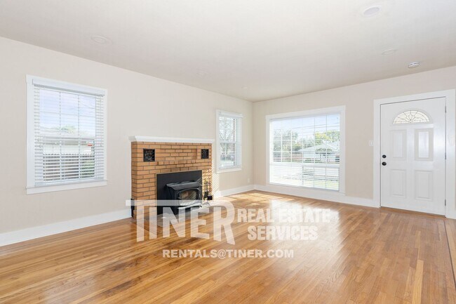 Building Photo - Beautifully updated 3 bedroom 2 bath home