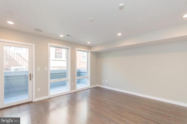 Building Photo - 1705 Bainbridge St