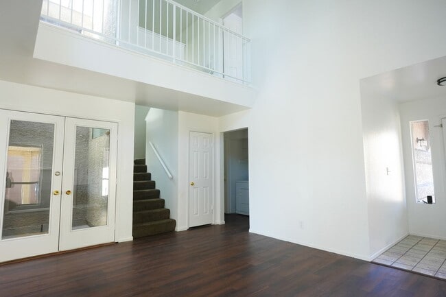 Building Photo - Stunning 3 Bed / 2.5 Bath Home w/ Loft, Two-Story Atrium & Remodeled Kitchen