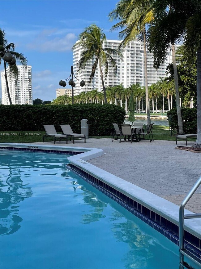 Foto del edificio - 18181 NE 31st Ct