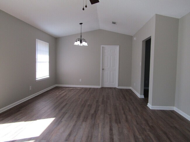 Building Photo - A Beautifully Renovated 3-Bedroom Home in ...