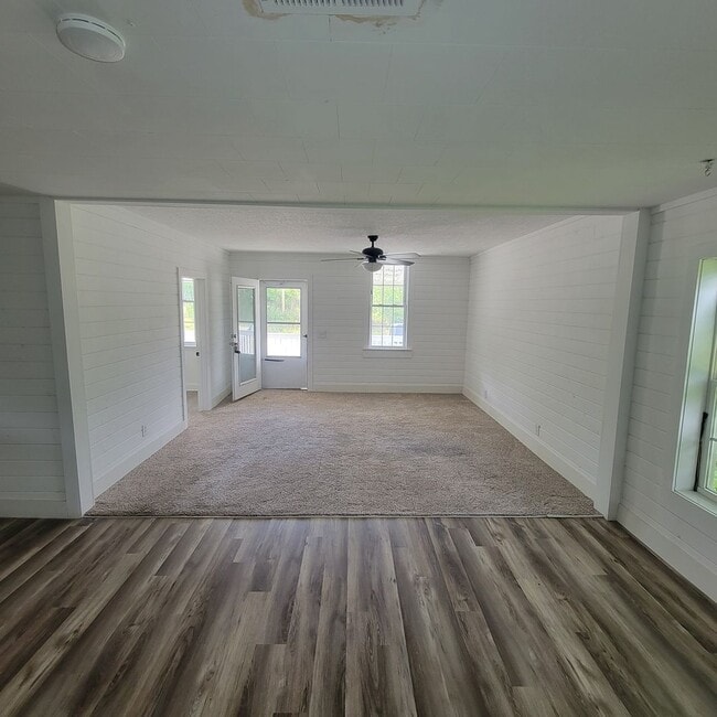 Building Photo - 2 Bed, 1.5 Bath-Residential/Commercial
